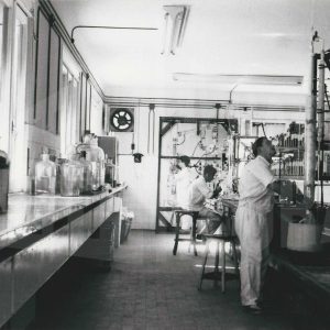Laboratorio de química orgánica en la empresa MAFE (Manufacturas Fotográficas Españolas) de Aranjuez