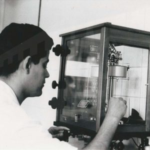 Un trabajador en el laboratorio de química orgánica en la empresa MAFE Manufacturas Fotográficas Españolas) de Aranjuez