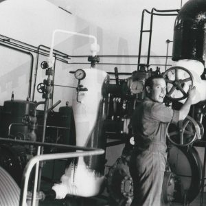 Un trabajador en la empresa MAFE (Manufacturas Fotográficas Españolas) de Aranjuez