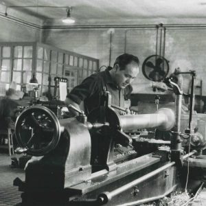 Un trabajador en la empresa MAFE (Manufacturas Fotográficas Españolas) de Aranjuez