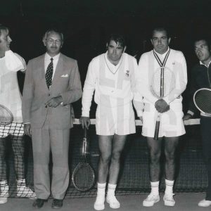 Manuel Santana y otros tenistas en una exhibición en Aranjuez