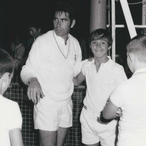 Manuel Santana junto a un recogepelotas en una exhibición en Aranjuez