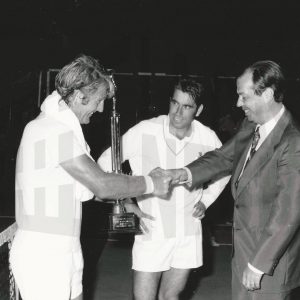 El Alcalde de Aranjuez, Antonio Clavet, entrega un trofeo al tenista australiano Lew Hoad tras una exhibición en Aranjuez con motivo de las Fiestas Locales