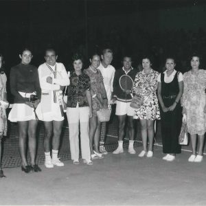 La Reina de las Fiestas de Aranjuez de 1971 y algunas de sus Damas de Honor posan junto a los tenistas que participaron en una exhibición en Aranjuez
