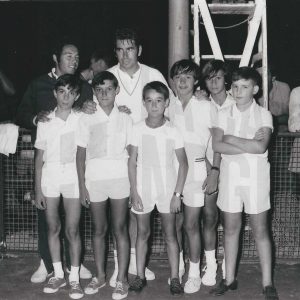 Manuel Santana posa junto a los recogepelotas que participaron en una exhibición en Aranjuez