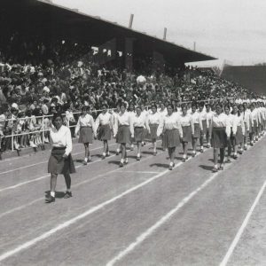 Desfile de las alumnas del Colegio de Huérfanas de Oficiales del Ejército María Cristina en el acto de inauguración del nuevo Estadio Municipal de Deportes de Aranjuez