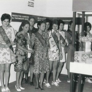 Las Damas de Honor de las Fiestas de Aranjuez de 1971  junto a una concejal del Ayuntamiento en la Feria de Muestras.
