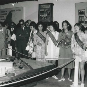 Algunas de las Damas de Honor de las Fiestas de 1971 de Aranjuez,  junto a autoridades, en la Feria de Muestras.