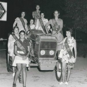 Las Damas de Honor de las Fiestas de Aranjuez de 1971 subidas en un tractor en la Feria de Muestras.
