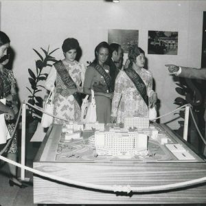 Algunas de las Damas de Honor de las Fiestas de Aranjuez de 1971 junto a autoridades en la Feria de Muestras.