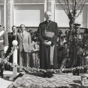 Monseñor Luigi Dadaglio, Nuncio Apostólico, recibe honores militares en su llegada al Colegio Apóstol Santiago de Aranjuez, con motivo de la inauguración del edificio de Bachillerato