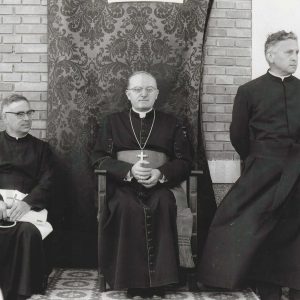 Monseñor Luigi Dadaglio, Nuncio Apostólico, junto al Padre Lorenzo, presidiendo el acto de inauguración del edificio de Bachillerato del Colegio Apóstol Santiago en Aranjuez