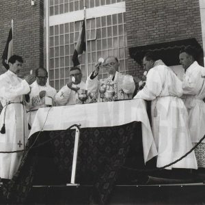Varios sacerdotes concelebran, junto al Nuncio Apostólico, una eucaristía con motivo de la inauguración del edificio de bachillerato del Colegio Apóstol Santiago en Aranjuez