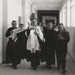 Monseñor Luigi Dadaglio bendice las instalaciones del nuevo edificio de Bachillerato del Colegio Apóstol Santiago de Aranjuez con motivo de su inauguración