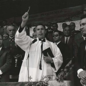 Un sacerdote bendiciendo el nuevo Estadio Municipal de Aranjuez el día de su inauguración