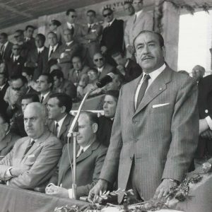 El Alcalde de Aranjuez, Manuel García Moreno, dirigiéndose a los asistentes desde el palco de autoridades en la inauguración del Estadio Municipal de Aranjuez