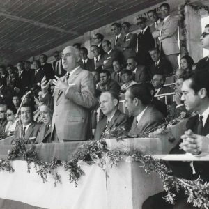 El Gobernador Civil de Madrid, Jesús López-Cancio, dirigiéndose a los asistentes desde el palco de autoridades en la inauguración del Estadio Municipal de Aranjuez