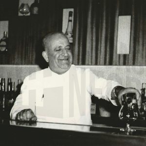 El hostelero Pablo Guzmán sirviendo una copa detrás de la barra de su establecimiento Casa Pablo en Aranjuez