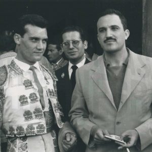 El doctor José Antonio González Marañón junto a un torero en la Plaza de Toros de Aranjuez