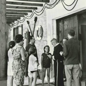 El conserje del Museo de Falúas Reales en Aranjuez controlando el acceso de unos visitantes