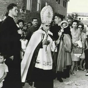 El Arzobispo de Madrid, Casimiro Morcillo, en la inauguración de las casas construidas por Cáritas en Aranjuez