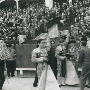 Corrida de toros en Aranjuez en la que el torero Vicente Punzón tomó la alternativa con Paco Camino de padrino y Manuel Benítez «El Cordobés» de testigo