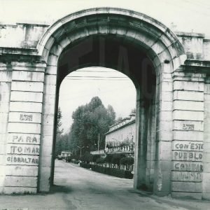 Pintada alusiva a Gibraltar en uno de los arcos de la Plaza de San Antonio en Aranjuez
