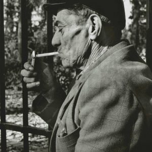 El trabajador de la limpieza de Aranjuez, Sr. Carrasquilla, encendiéndose un cigarrillo