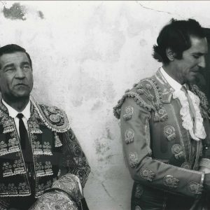 Los toreros Antonio Bienvenida y Luis Miguel Dominguín en la Plaza de Toros de Aranjuez antes de realizar el paseillo