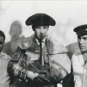 El torero Antonio Ordoñez junto a dos operarios de la Plaza de Toros de Aranjuez antes de realizar el paseillo