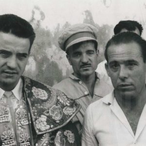 El torero Diego Puerta junto a dos operarios de la Plaza de Toros de Aranjuez antes de realizar el paseillo
