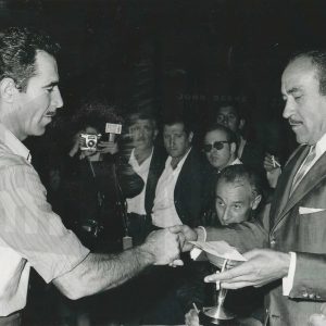 El Alcalde de Aranjuez entrega un trofeo al ganador del concurso de albañilería en las fiestas de septiembre de 1969
