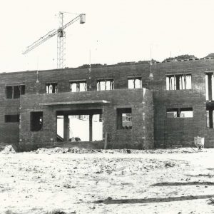Fachada norte de la construcción de la piscina del Polideportivo Municipal en Aranjuez