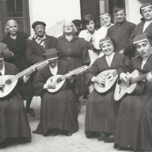 Grupo de monjas del Asilo de San Isidro de Aranjuez junto a residentes interpretando unas canciones