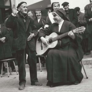 Monja acompañando a la guitarra a un residente del Asilo de San Isidro en Aranjuez