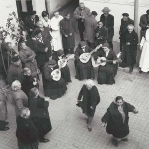 Grupo de monjas del Asilo de San Isidro de Aranjuez interpretando unas canciones mientras algunas residentes bailan