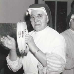 Sor Timotea tocando la pandereta en unas fiestas navideñas del Asilo de San Isidro de Aranjuez