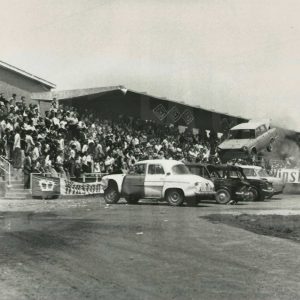Espectáculo de acrobacias automovilísticas en el Campo Municipal de Deportes de Aranjuez