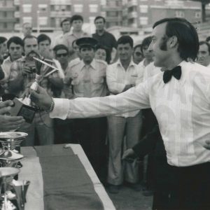Entrega de un trofeo a uno de los ganadores del Concurso de Coctelería celebrado durante las Fiestas de septiembre de Aranjuez
