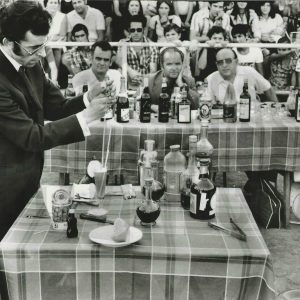 En acción uno de los participantes en el Concurso de Coctelería con motivo de las Fiestas de septiembre de Aranjuez