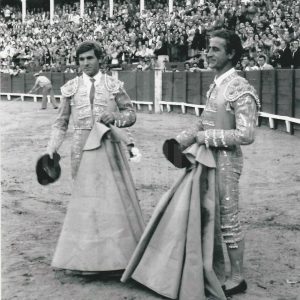 El torero «Niño de Aranjuez» en la arena de la Plaza de Toros de Aranjuez junto a «El Viti»