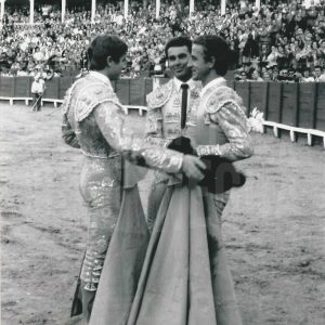 El torero «Niño de Aranjuez» en la arena de la Plaza de Toros de Aranjuez junto a «El Viti» y «Paquirri» durante una corrida de los tres