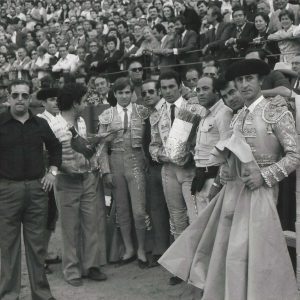 El torero «Paquirri», junto al «Niño de Aranjuez» y «El Viti», recibe el regalo de un gran manojo de espárragos durante una corrida de los tres en Aranjuez