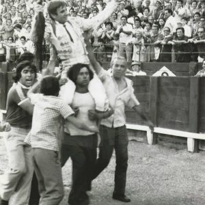 «El Niño de Aranjuez» es paseado a hombros tras la faena de su alternativa en Aranjuez