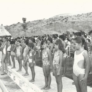 Jóvenes participantes en el Segundo Cursillo Municipal de Natación de Aranjuez durante su jornada de clausura