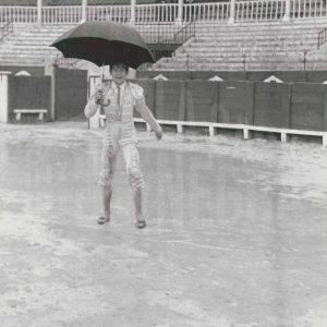El torero Sebastián Palomo Linares con un paraguas en la Plaza de Toros de Aranjuez