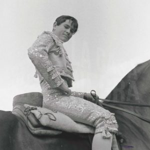 Retrato del torero Sebastián Palomo Linares a caballo en la Plaza de Toros de Aranjuez