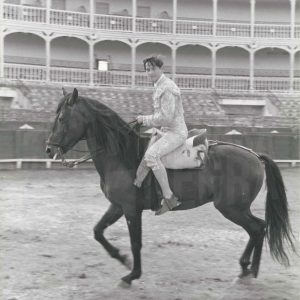 El torero Sebastián Palomo Linares a caballo en la Plaza de Toros de Aranjuez