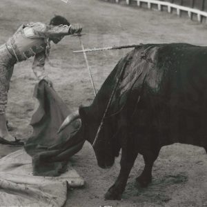 El torero Sebastián Palomo Linares descabellando a un toro en la Plaza de Toros de Aranjuez