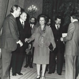 El Alcalde de Aranjuez, Antonio Clavet,  tras la entrega de una carabela en miniatura en recuerdo de los marineros portugueses al Presidente de Portugal